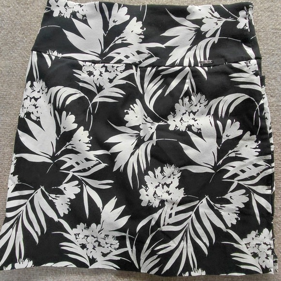 SC & Co Womens SMALL Skort Floral Active Skirt Pockets Stretch Black White - Picture 2 of 10